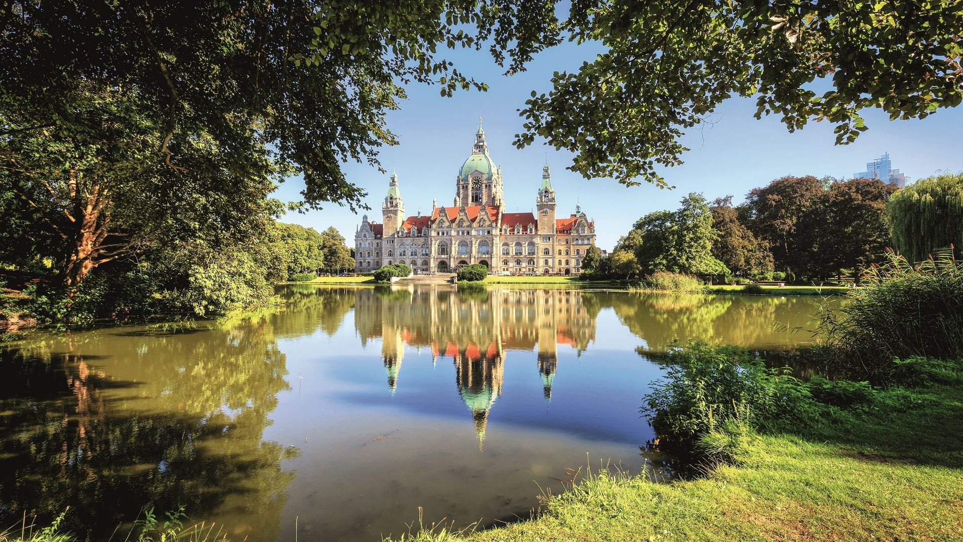 Maschpark mit Neuem Rathaus im Hintergrund: Hannover hat viel Grün zu bieten.