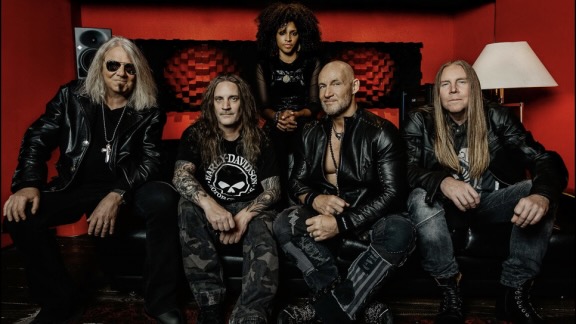Primal Fear im Jahr 2025 (v.l.): Mat Sinner (Bass, Gesang), André Hilgers (Schlagzeug), Thalìa Bellazecca (Gitarre), Ralf Scheepers (Gesang), Magnus Karlsson (Gitarre)