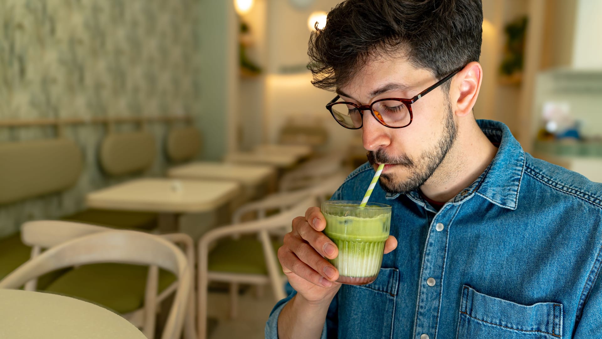 Matcha-Latte: Das Pulver aus Grünem Tee ist ein Superfood, dass sie nur in Maßen genießen sollten.