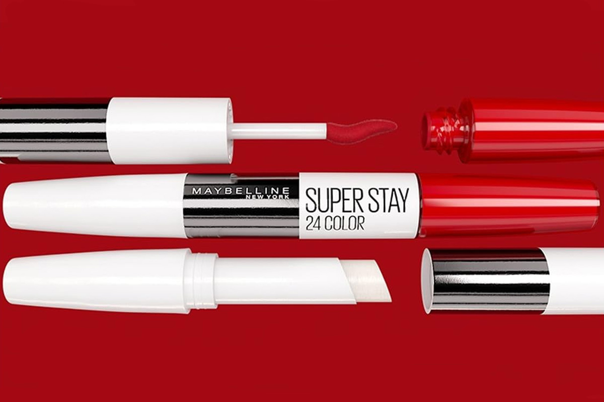 Der Maybelline New York Super Stay 24H Lippenstift in geschlossenem Zustand sowie mit der Farb- und der Pflege-Seite geöffnet übereinander