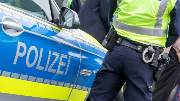 Karlsruhe: Mit gezückter Waffe - Polizei überwältigt Frau in Bademantel