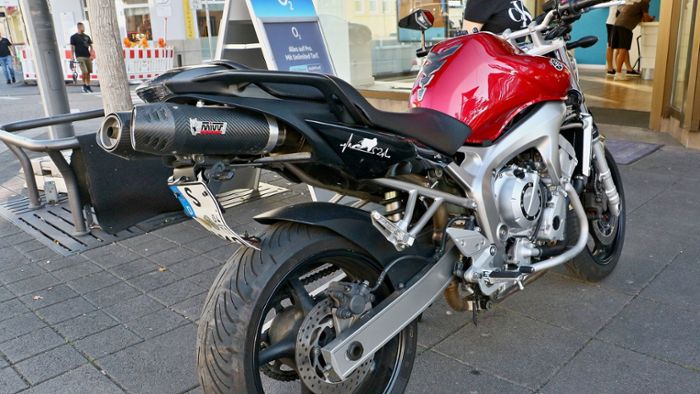 Stuttgart-Zuffenhausen: 27-jähriger Motorradfahrer bei Auffahrunfall leicht verletzt