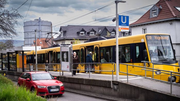 Unfall in Stuttgart-Mitte: Auto stößt beim Wenden mit Stadtbahn zusammen – Zeugen gesucht
