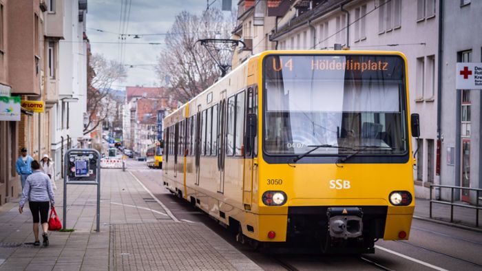 Unfall in Stuttgart-Ost: Stadtbahn streift parkenden Lkw – Strecke unterbrochen