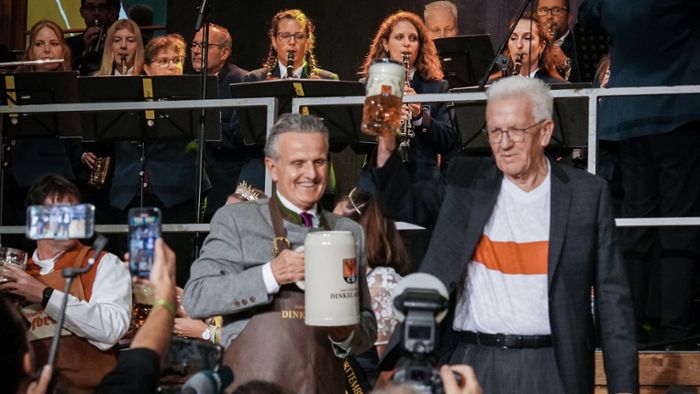 Cannstatter Volksfest: Kretschmann verrät beim Fassanstich: Nie wieder in die „Kotztrommel“