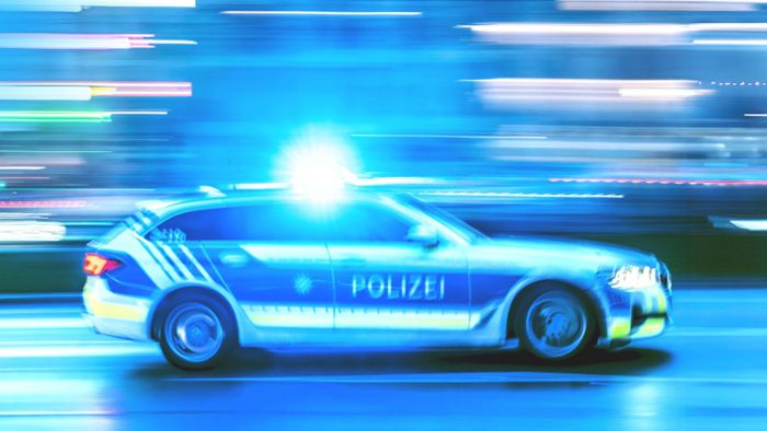 B10 auf Höhe Stuttgart: Alkoholisierte 81-Jährige baut Unfall und flüchtet – Führerschein weg