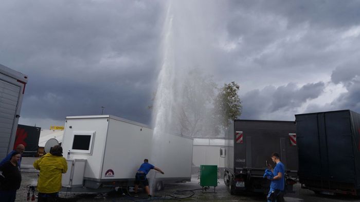 Cannstatter Wasen: Hydrant platzt – Wasserfontäne vor Dinkelacker-Zelt