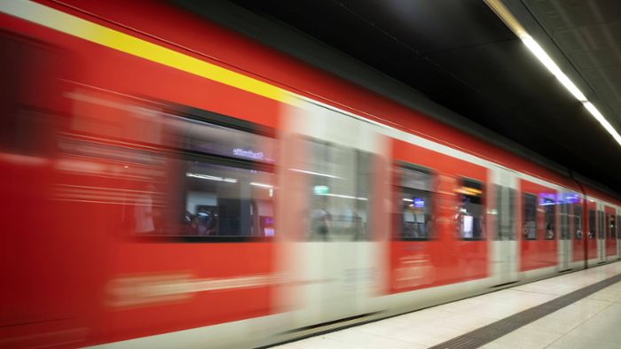 Stuttgart-Stadtmitte: Auseinandersetzung an S-Bahnhaltestelle – 35-Jähriger schlägt mit Skateboard zu