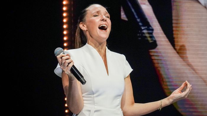 „Shesus“ in der Porsche-Arena: Carolin Kebekus in Stuttgart: „Ich bin Gott, ich habe einen Menschen gemacht!“ „Shesus“ in der Porsche-Arena: Carolin Kebekus in Stuttgart: „Ich bin Gott, ich habe einen Menschen gemacht!“