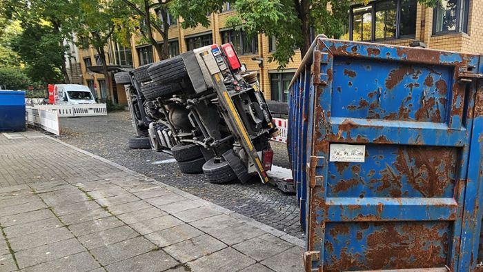 Stuttgart-Ost: Lkw umgekippt – Hauffstraße in Stuttgart gesperrt Stuttgart-Ost: Lkw umgekippt – Hauffstraße in Stuttgart gesperrt