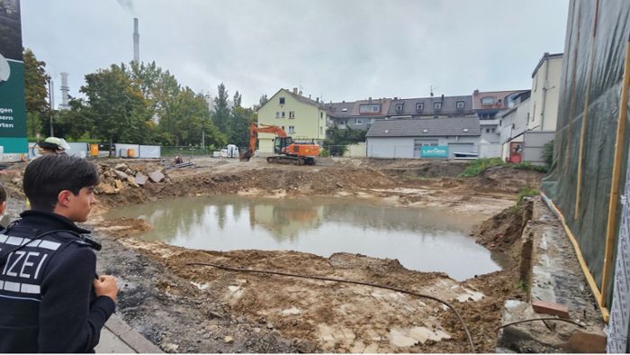 Feuerwehreinsatz in Bad Cannstatt: Baugrube füllt sich mit Wasser und droht Keller zu fluten