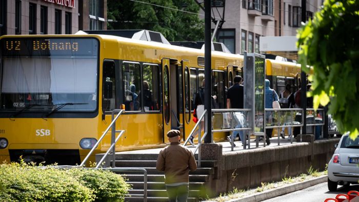 Unfall in Stuttgart: Auto kollidiert mit Stadtbahn – zwei Linien betroffen