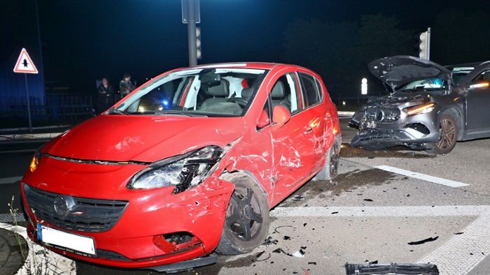 Unfall auf B295 bei Ditzingen: Betrunken über Rot gefahren und mit Auto kollidiert – zwei Verletzte