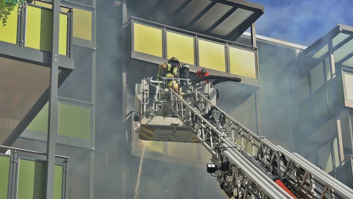 Brand in Stuttgart-Weilimdorf: Feuer bricht in Mehrfamilienhaus in Giebel aus