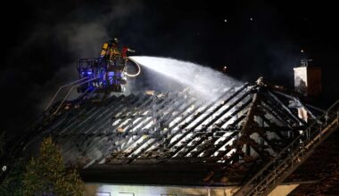 Esslingen: Dachstuhlbrand ruft Feuerwehr auf den Plan – zwei Verletzte - Kreis