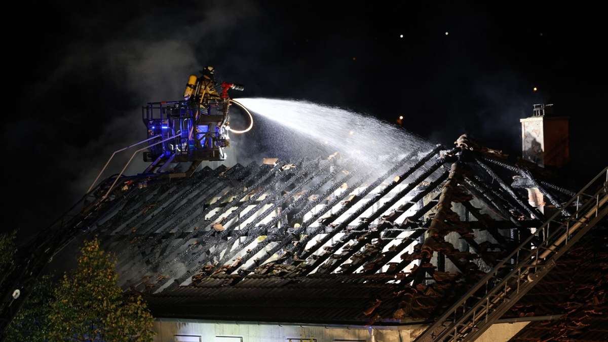 Esslingen: Dachstuhlbrand ruft Feuerwehr auf den Plan – zwei Verletzte - Kreis