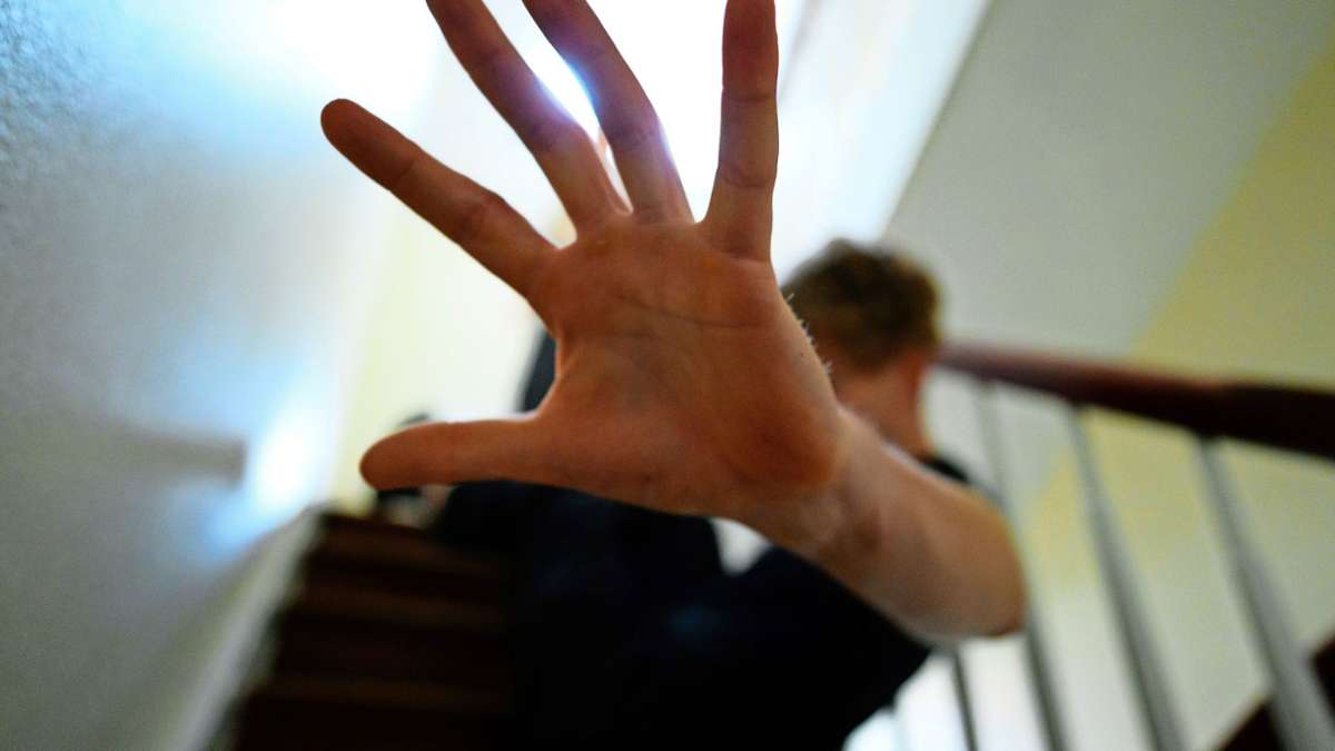 Vor Gericht: Mann schlägt Senior mit Holzstrebe – Gericht prüft Unterbringung - Startseite