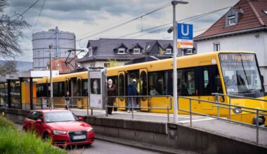 Unfall in Stuttgart-Mitte: Auto stößt beim Wenden mit Stadtbahn zusammen – Zeugen gesucht
