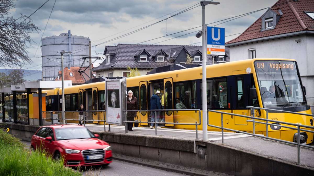 Unfall in Stuttgart-Mitte: Auto stößt beim Wenden mit Stadtbahn zusammen – Zeugen gesucht