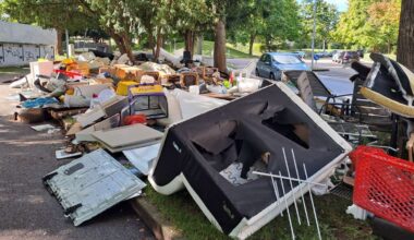 Sperrmüll in Stuttgart: Stuttgarter Straßenbild des Grauens – Sperrmüll blockiert ganzen Grünstreifen