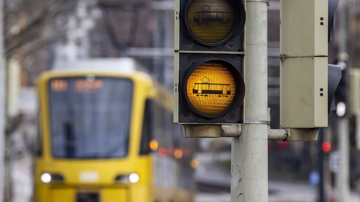 Unfall in Stuttgart: Stadtbahn kracht in Auto