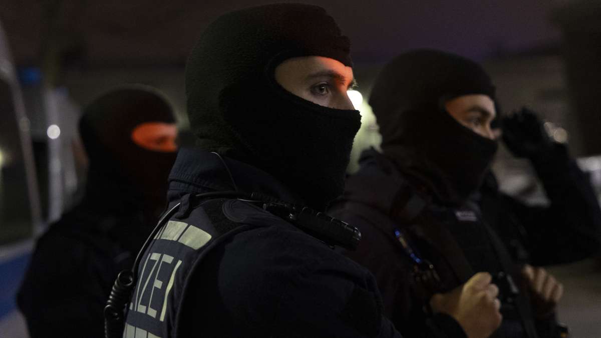 Gewalt in der Region Stuttgart: Schüsse-Banden: Mitglied verkauft Pistole an Polizisten