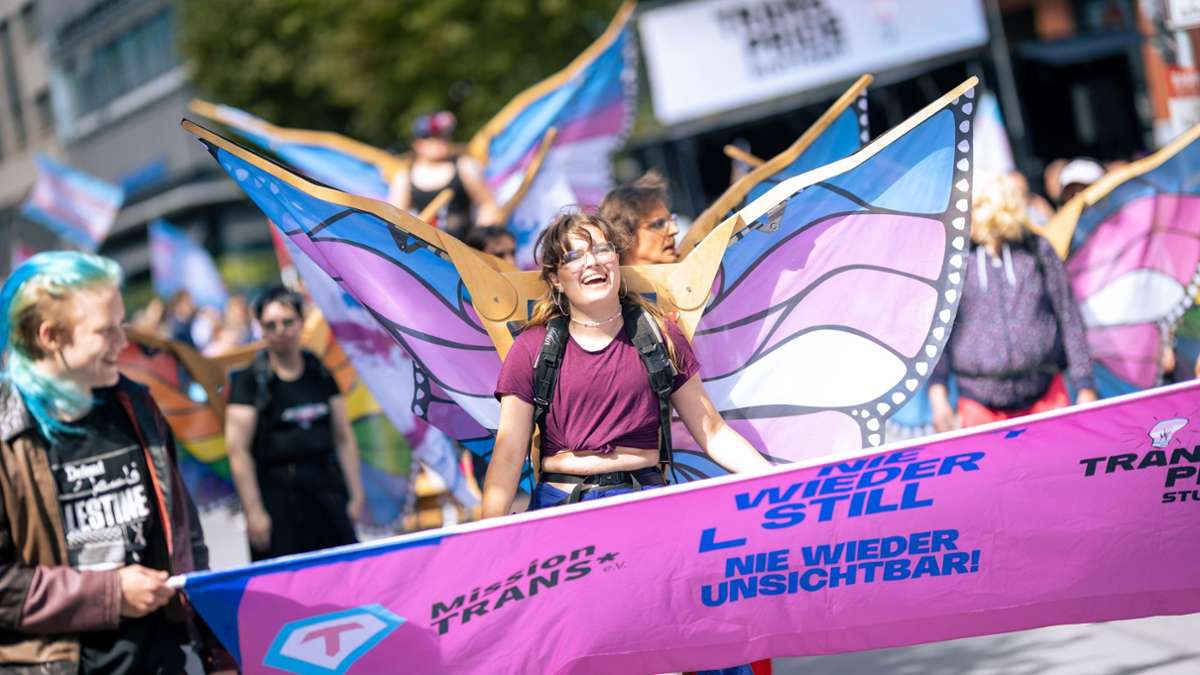 Trans Pride in Stuttgart: Hunderte kämpfen für queere und trans Rechte – politische Entwicklung „schürt Ängste“