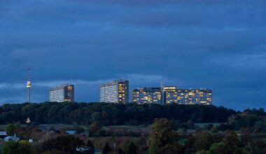 Architekt öffnet die Tür zu seinem Loft im 20. Stock