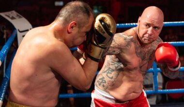 Die Amateurboxer Daniel Bertz (r) gewinnt für Thüringen gegen Hasan Arli für Nürnberg im Bratwurstmuseum im Bratwurststreit. Eine Nürnberger Gastronomin fordert zum Boxkampf heraus: Wer hat die älteste Bratwurst? Erfurter Forscher wollen den bislang ältesten Nachweis für einen Bratwurststand gefunden haben. Bislang schmückt sich ein Lokal in Regensburg als «älteste Bratwurststube der Welt». Auch Nürnberg beansprucht den Titel für sich.