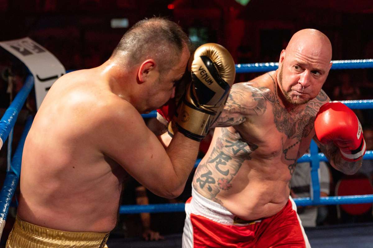 Die Amateurboxer Daniel Bertz (r) gewinnt für Thüringen gegen Hasan Arli für Nürnberg im Bratwurstmuseum im Bratwurststreit. Eine Nürnberger Gastronomin fordert zum Boxkampf heraus: Wer hat die älteste Bratwurst? Erfurter Forscher wollen den bislang ältesten Nachweis für einen Bratwurststand gefunden haben. Bislang schmückt sich ein Lokal in Regensburg als «älteste Bratwurststube der Welt». Auch Nürnberg beansprucht den Titel für sich.