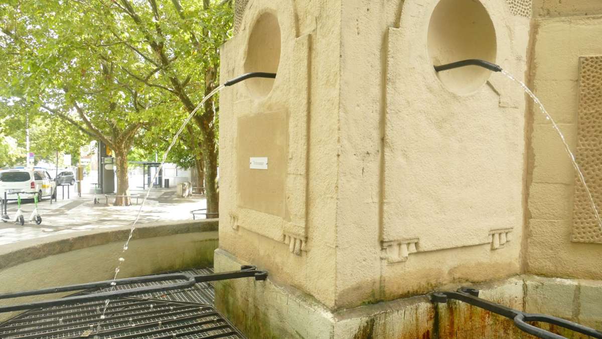 Stuttgart hat neuen Trinkbrunnen: Nach 20 Jahren: Historischer Brunnen am Schlossplatz sprudelt wieder