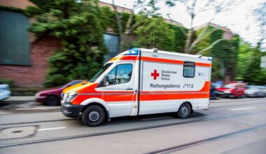 Karlsruhe: Mann stolpert und gerät zwischen Straßenbahn und Bahnsteig