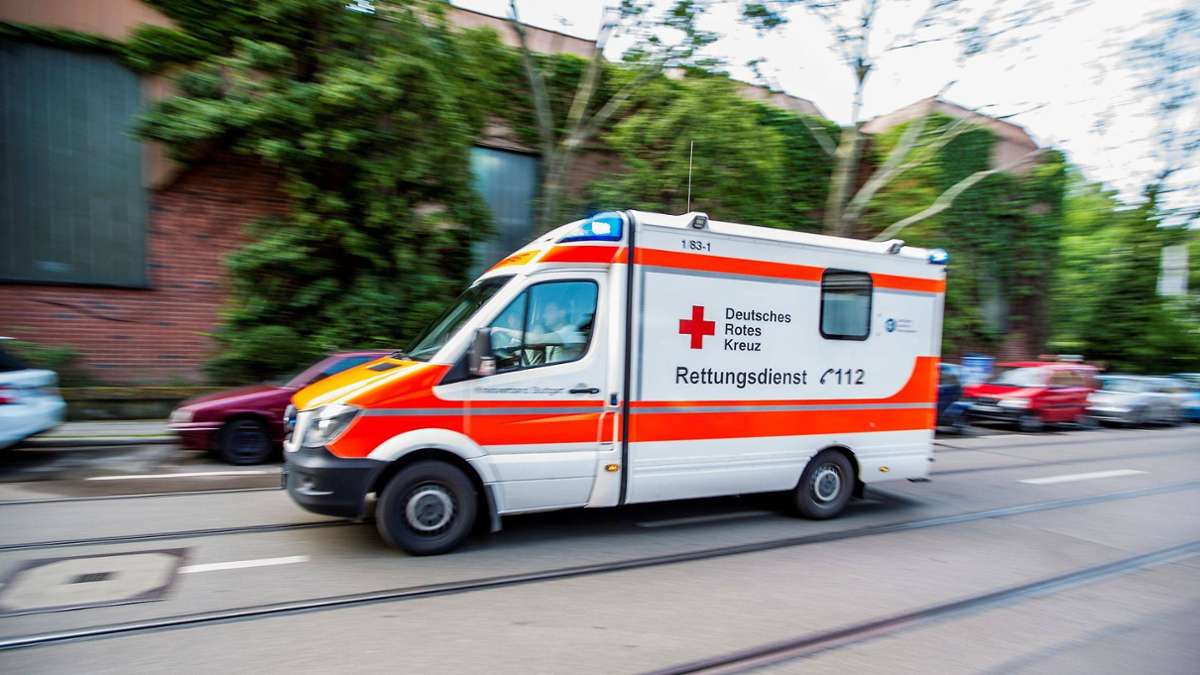 Karlsruhe: Mann stolpert und gerät zwischen Straßenbahn und Bahnsteig