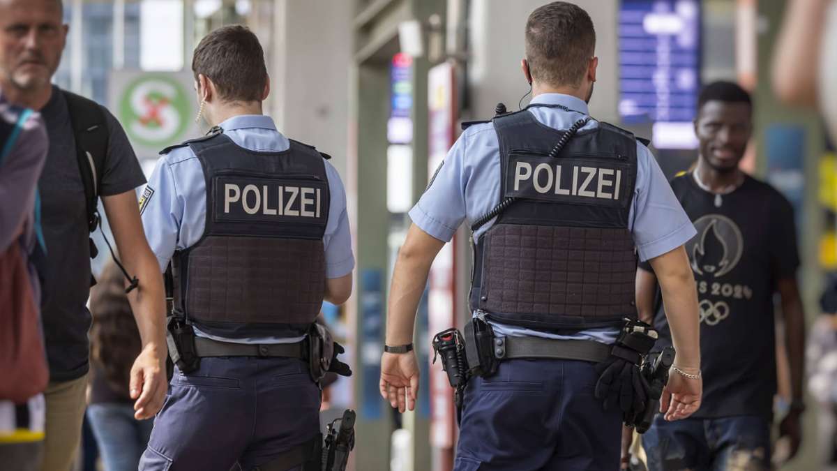 Stuttgart Hauptbahnhof: Reisende wählt sechsmal den Notruf – um sich über Polizisten zu beschweren