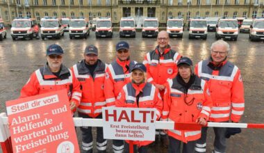 DRK-Protestaktion in Stuttgart: Retten als Privatvergnügen? Ehrenamtliche demonstrieren für Gleichstellung