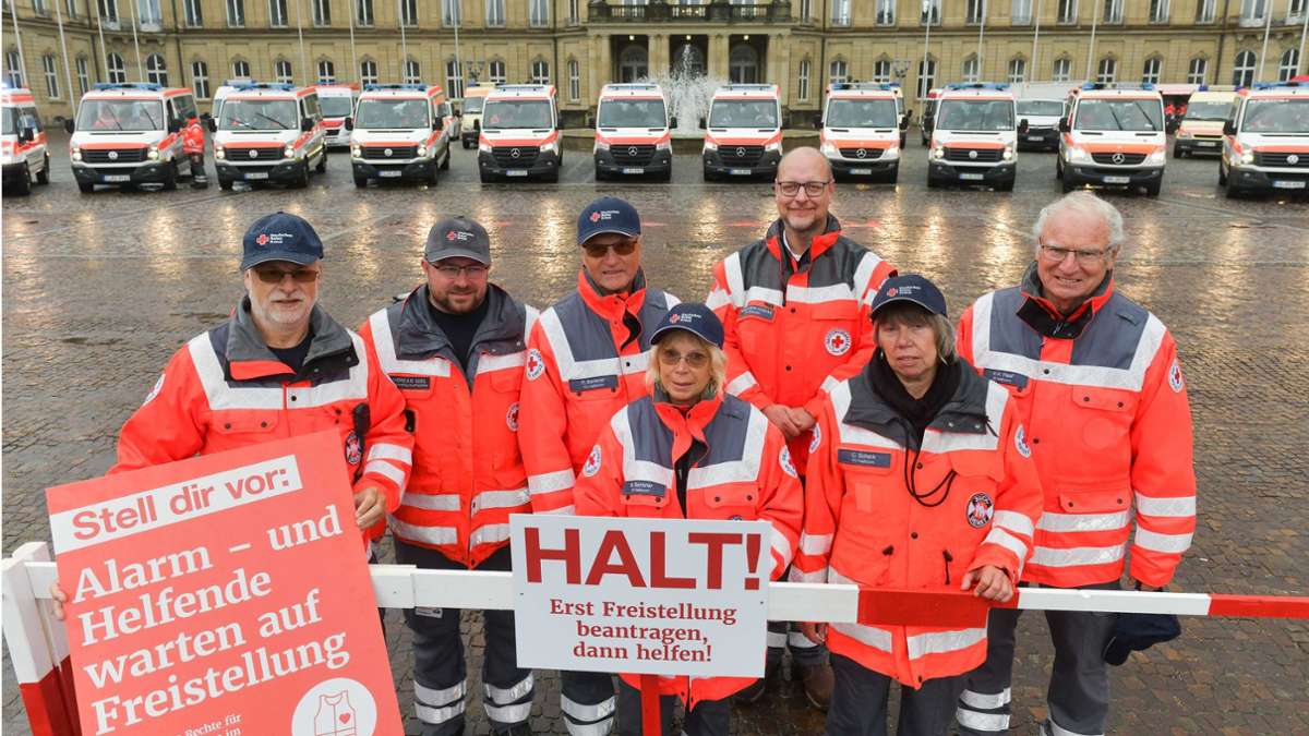 DRK-Protestaktion in Stuttgart: Retten als Privatvergnügen? Ehrenamtliche demonstrieren für Gleichstellung