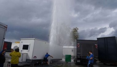 Cannstatter Wasen: Hydrant platzt – Wasserfontäne vor Dinkelacker-Zelt