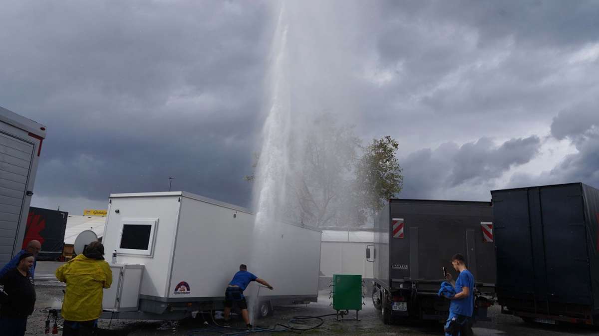 Cannstatter Wasen: Hydrant platzt – Wasserfontäne vor Dinkelacker-Zelt