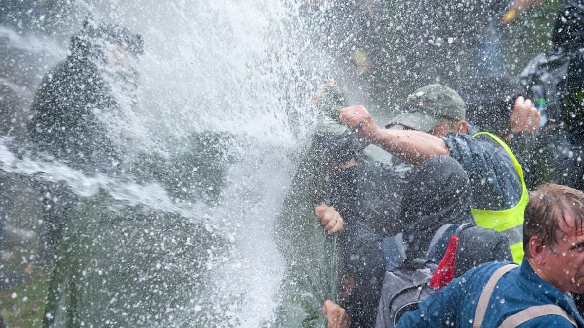 Stuttgart 21: Schwarzer Donnerstag: Wasserwerfer und Wut – Wie der Geheimplan der Polizei zum Desaster geriet