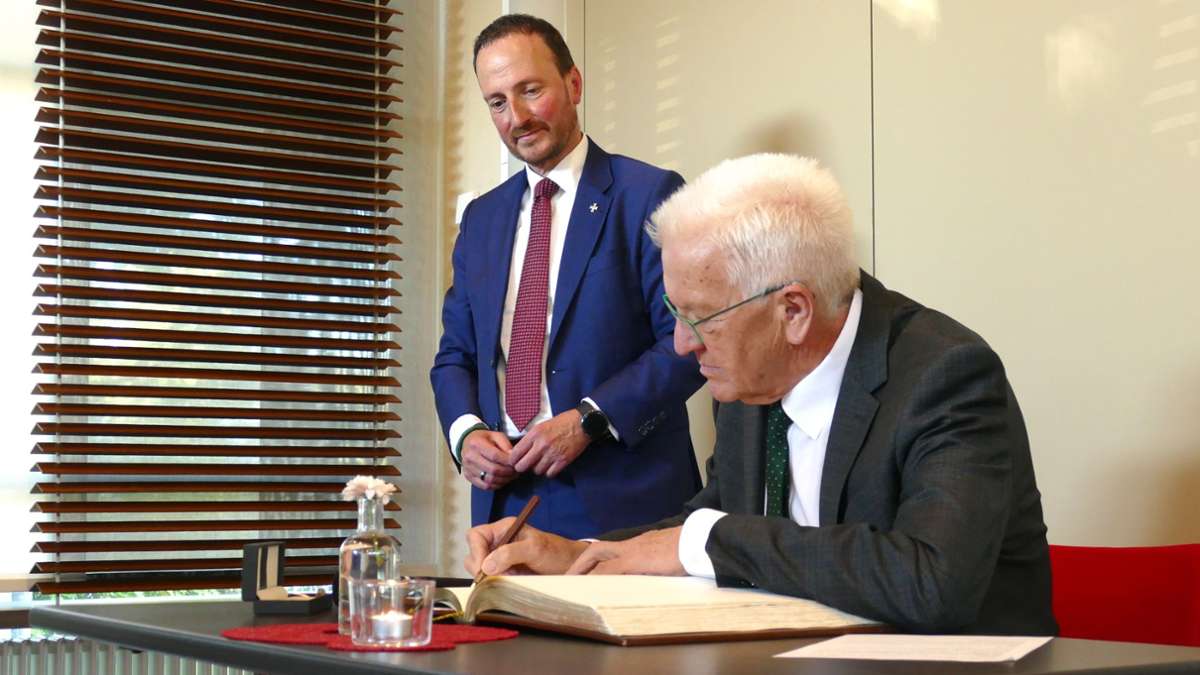 Eintrag ins Goldene Buch der Stadt: Kretschmann in Filderstadt: „Stadt ist mehr ist als die Summe ihrer Teile“ - Kreis