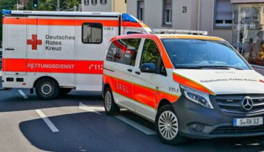 Unfall in Stuttgart-Zuffenhausen: Rollerfahrer gerät unter Smart – Passanten heben Auto an und befreien ihn