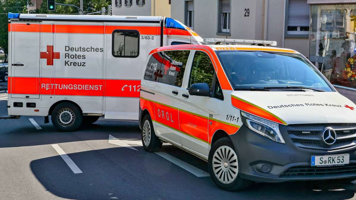 Unfall in Stuttgart-Zuffenhausen: Rollerfahrer gerät unter Smart – Passanten heben Auto an und befreien ihn