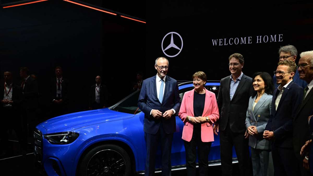 Kanzler-Besuch auf der IAA: Mercedes-Chef bekommt Kofferraum nicht auf