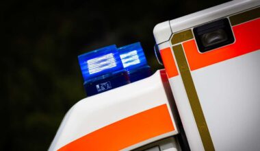 Unfall in Esslingen: Beim Abbiegen Auto übersehen – Frontalkollision fordert zwei Verletzte - Kreis