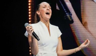 „Shesus“ in der Porsche-Arena: Carolin Kebekus in Stuttgart: „Ich bin Gott, ich habe einen Menschen gemacht!“