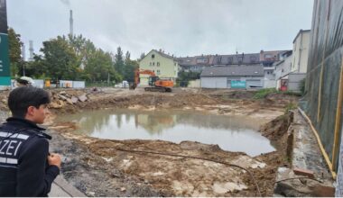 Feuerwehreinsatz in Bad Cannstatt: Baugrube füllt sich mit Wasser und droht Keller zu fluten