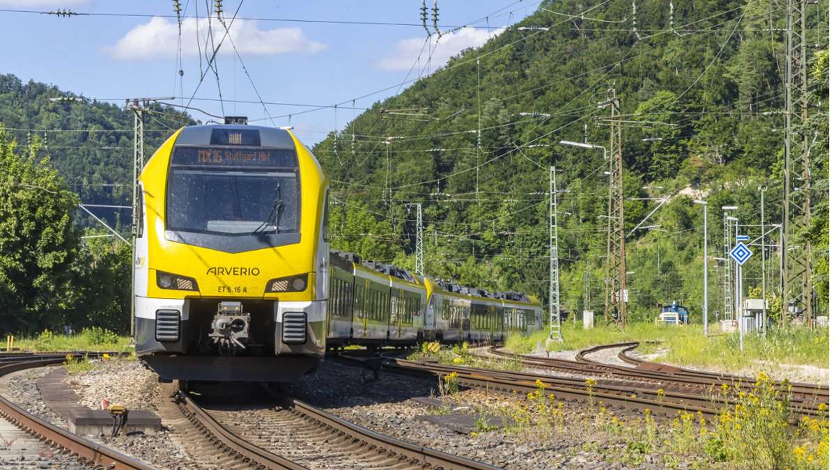 Irrfahrt nach Stuttgart: „Fühlten uns wie ausgesetzt“ – Arverio lässt Fahrgäste nachts stranden