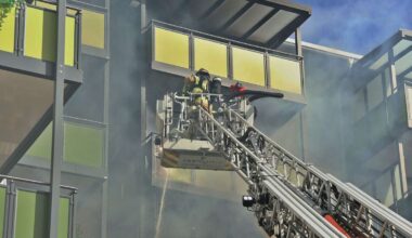 Brand in Stuttgart-Weilimdorf: Feuer bricht in Mehrfamilienhaus in Giebel aus
