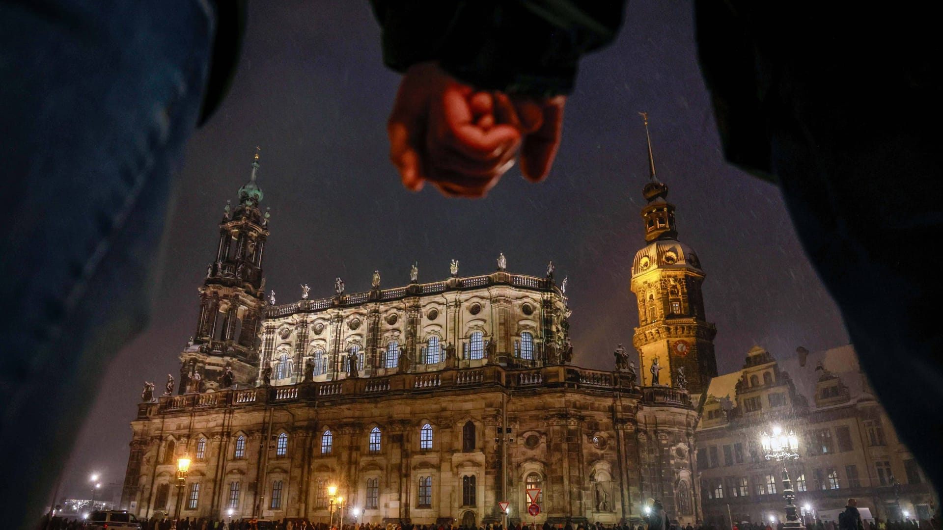 Menschenkette vor der Frauenkirche im Februar 2025: