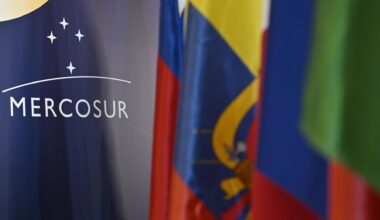 Das Logo des Mercosur ist an einer Wand hinter Flaggen der Mercosur-Mitglieder am Rande eines Gipfels des Wirtschaftsbündnisses zu sehen.
